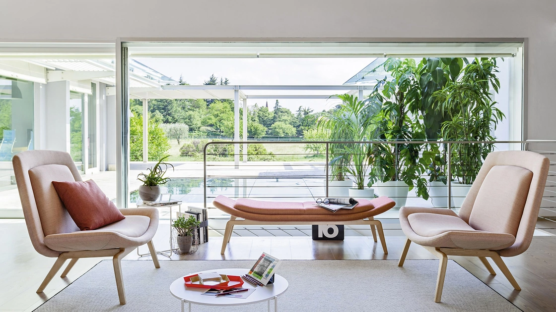 Poltroncine da attesa in tessuto con doppia imbottitura e struttura in legno Nordic di Milani