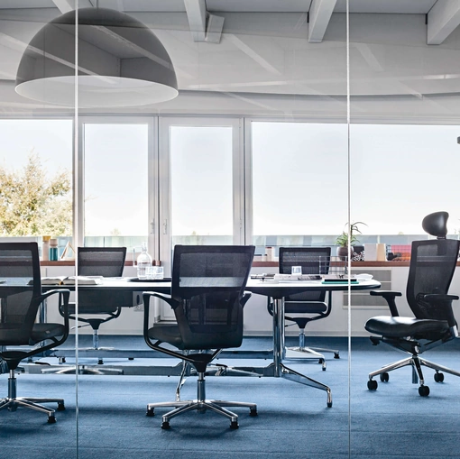 Poltrona direzionale e sedute operative X-Chair con schienale in rete e seduta in pelle di Milani