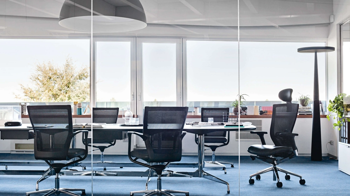 Poltrona direzionale e sedute operative X-Chair con schienale in rete e seduta in pelle di Milani