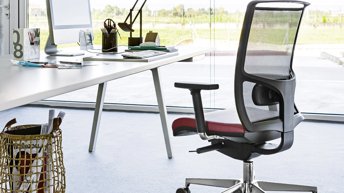 Seduta operativa con schienale alto in rete traspirante Zed di Milani