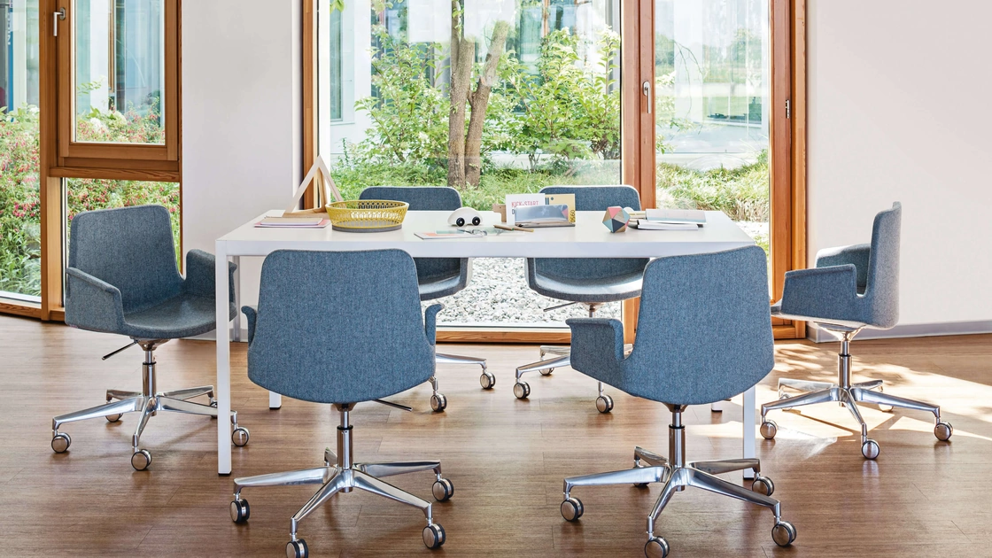 Seduta operativa in tessuto con struttura in metallo su ruote Mirò di Milani