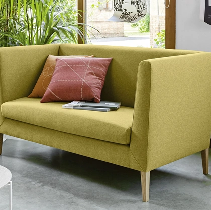 Divanetto da attesa in tessuto con piedini in legno Nesis Chic di Milani