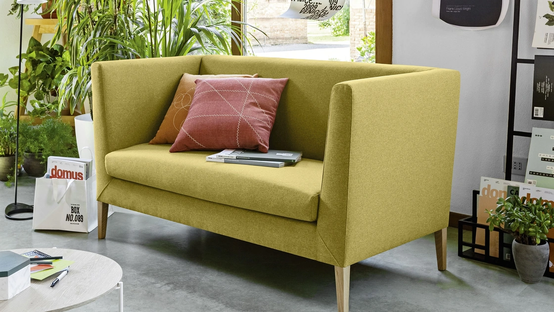 Divanetto da attesa in tessuto con piedini in legno Nesis Chic di Milani