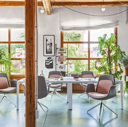 Sedia operativa ergonomica in tessuto con struttura di metallo Nordic di Milani