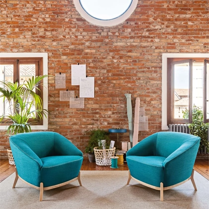 Poltroncina da attesa in tessuto con piedini in legno Nuvola di Milani