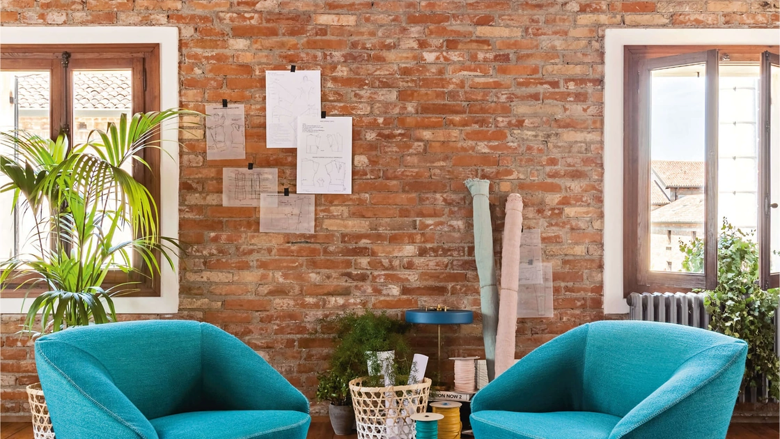 Poltroncina da attesa in tessuto con piedini in legno Nuvola di Milani