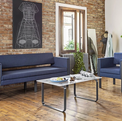 Divanetto e poltrona da attesa in tessuto con inserti bracciolo e gambe in metallo Only di Milani