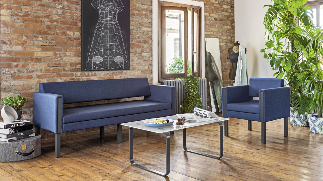 Divanetto e poltrona da attesa in tessuto con inserti bracciolo e gambe in metallo Only di Milani