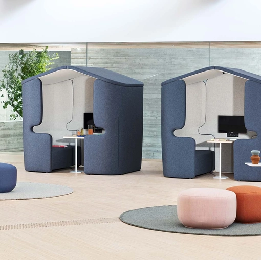 Divanetti da attesa che si trasformano in postazioni di lavoro People Home di Milani