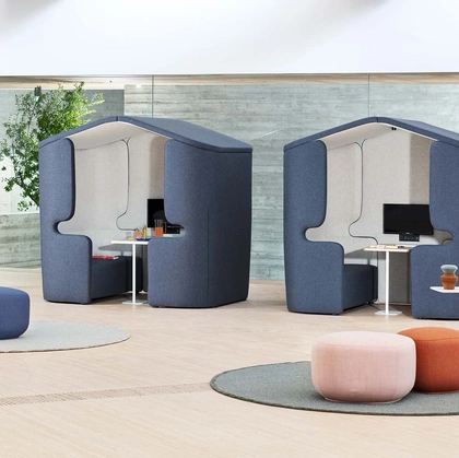 Divanetti da attesa che si trasformano in postazioni di lavoro People Home di Milani