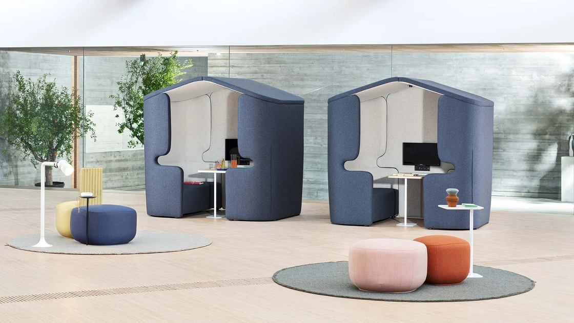 Divanetti da attesa che si trasformano in postazioni di lavoro People Home di Milani