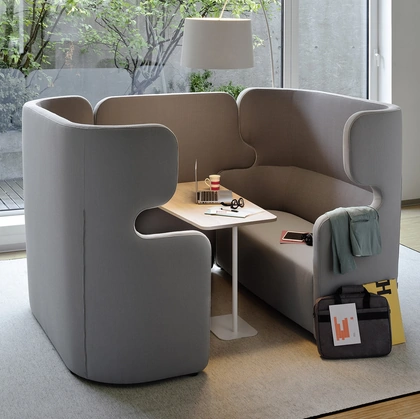 Divanetti da attesa che diventano spazi di collaborazione in tessuto People Set di Milani