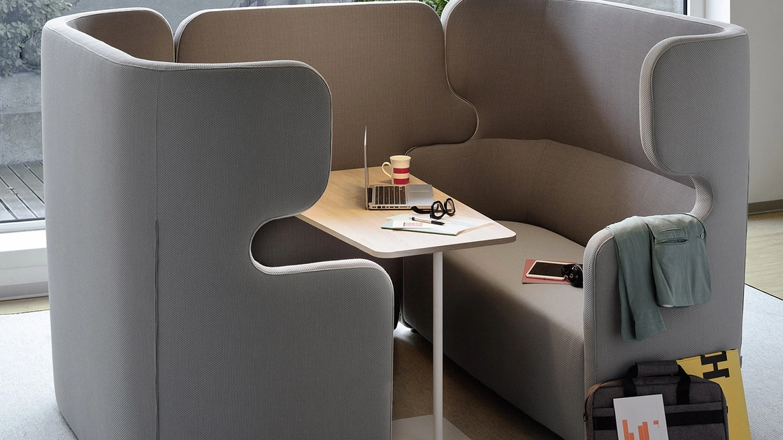 Divanetti da attesa che diventano spazi di collaborazione in tessuto People Set di Milani