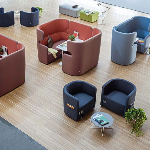 Poltroncine e divanetti da attesa in tessuto, dotati di prese USB, People Sofà e People Set di Milani