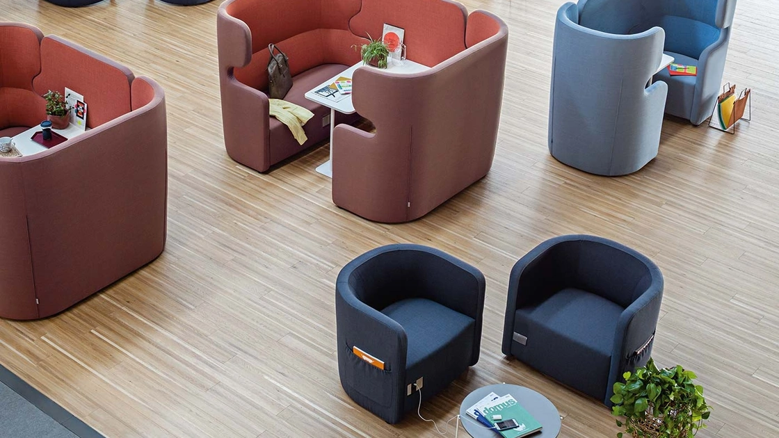 Poltroncine e divanetti da attesa in tessuto, dotati di prese USB, People Sofà e People Set di Milani