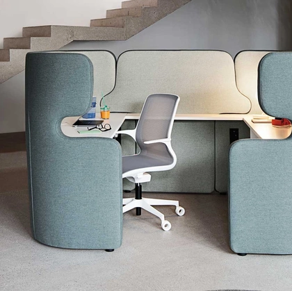 Scrivania operativa protetta da una nicchia in tessuto, per uno spazio lavorativo autonomo, People Work di Milani