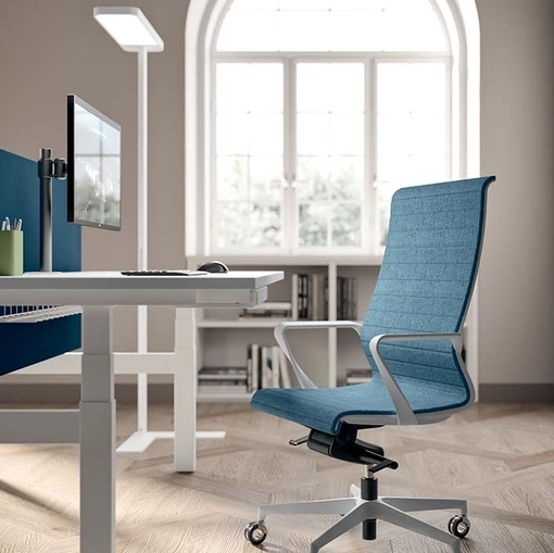 Poltrona Direzionale Dinamica in tessuto con schienale alto di Quadrifoglio