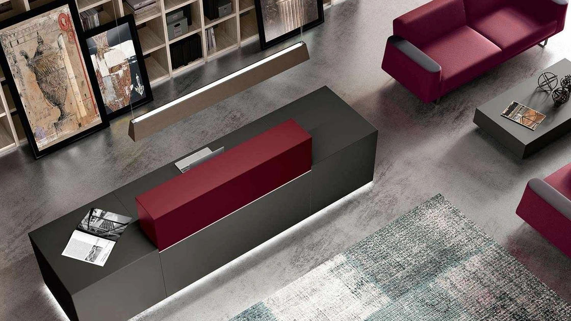 Bancone Reception Z1 dalle linee rigorose ed eleganti in laccato testa di moro e rosso fuoco di Quadrifoglio