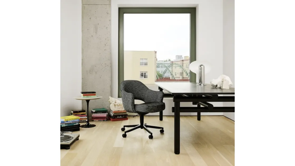 Seduta Operativa Saarinen Executive Swivel Side Chair di Knoll