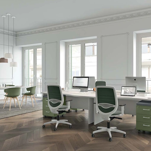 Scrivania Operativa sagomata Idea+ Pannello in melaminico Bianco con struttura in metallo Bianco Lucido di Quadrifoglio