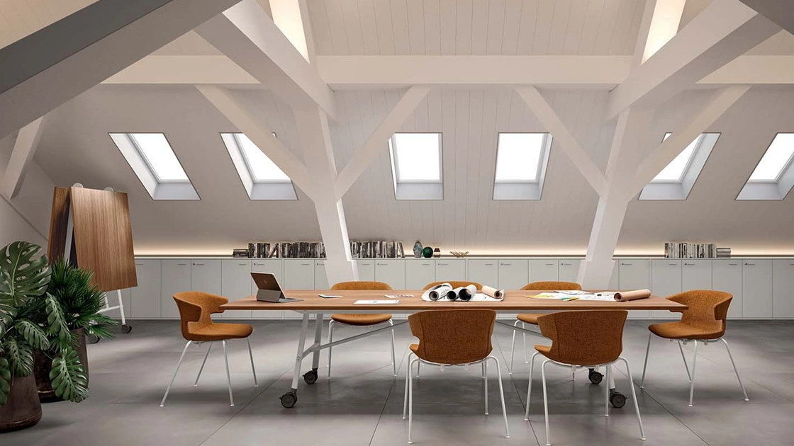 Scrivania per sala riunioni in melaminico Noce con struttura su ruote Serenity di Quadrifoglio