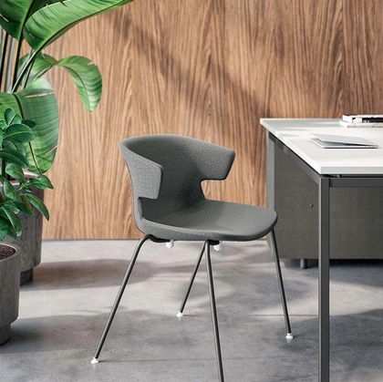 Sedia ospiti e attesa Cove in tessuto con gambe in acciaio di Quadrifoglio