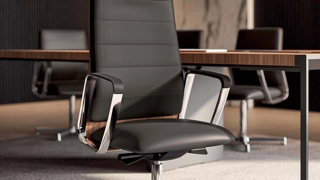 Poltrona Direzionale in pelle imbottita con schienale alto in legno Noce Americano Directa di Quadrifoglio