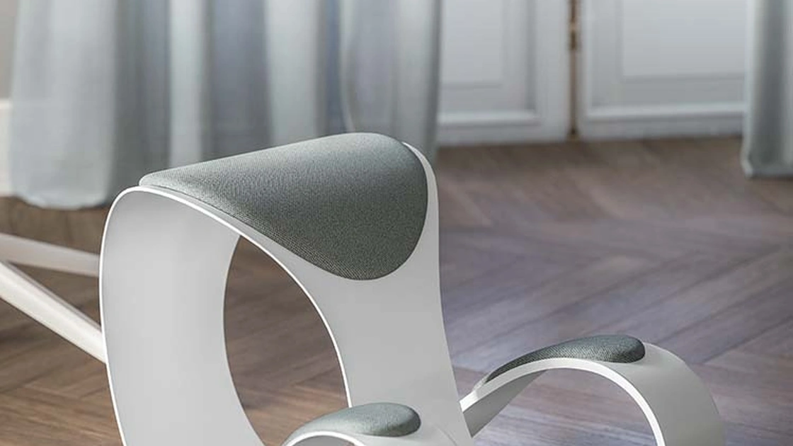 Sedia Operativa ergonomica di design in polipropilene con sedile e pad ginocchia imbottiti Moon di Quadrifoglio