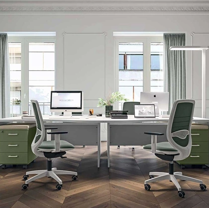 Sedia Operativa pratica e flessibile Okay con schienale e seduta imbottiti e rivestiti in tessuto di Quadrifoglio