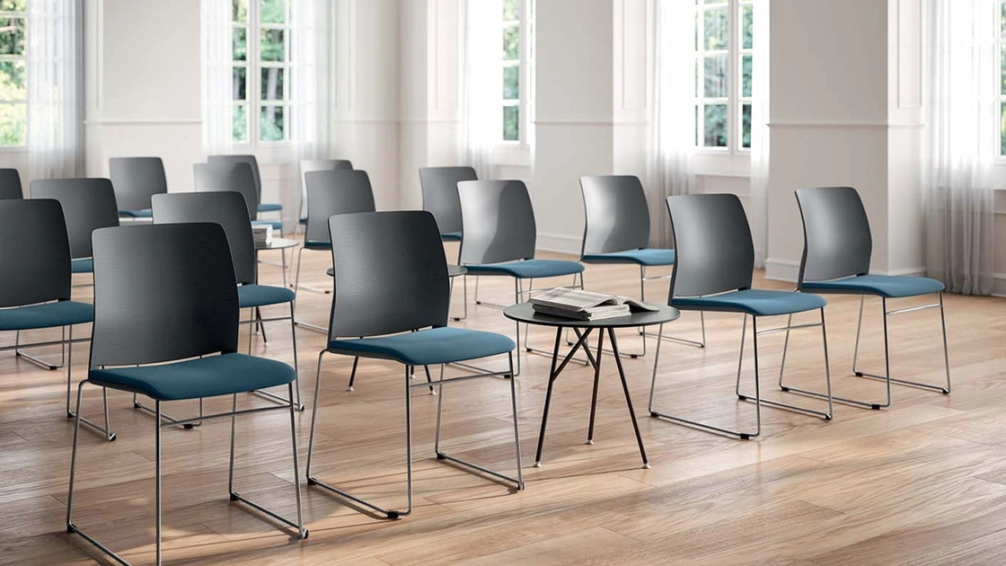 Sedia Ospiti e Attesa in polipropilene con seduta in tessuto imbottito Close di Quadrifoglio