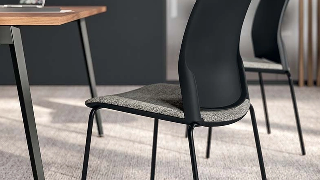 Sedia Ospiti e Attesa in polipropilene con seduta in tessuto imbottito Close di Quadrifoglio