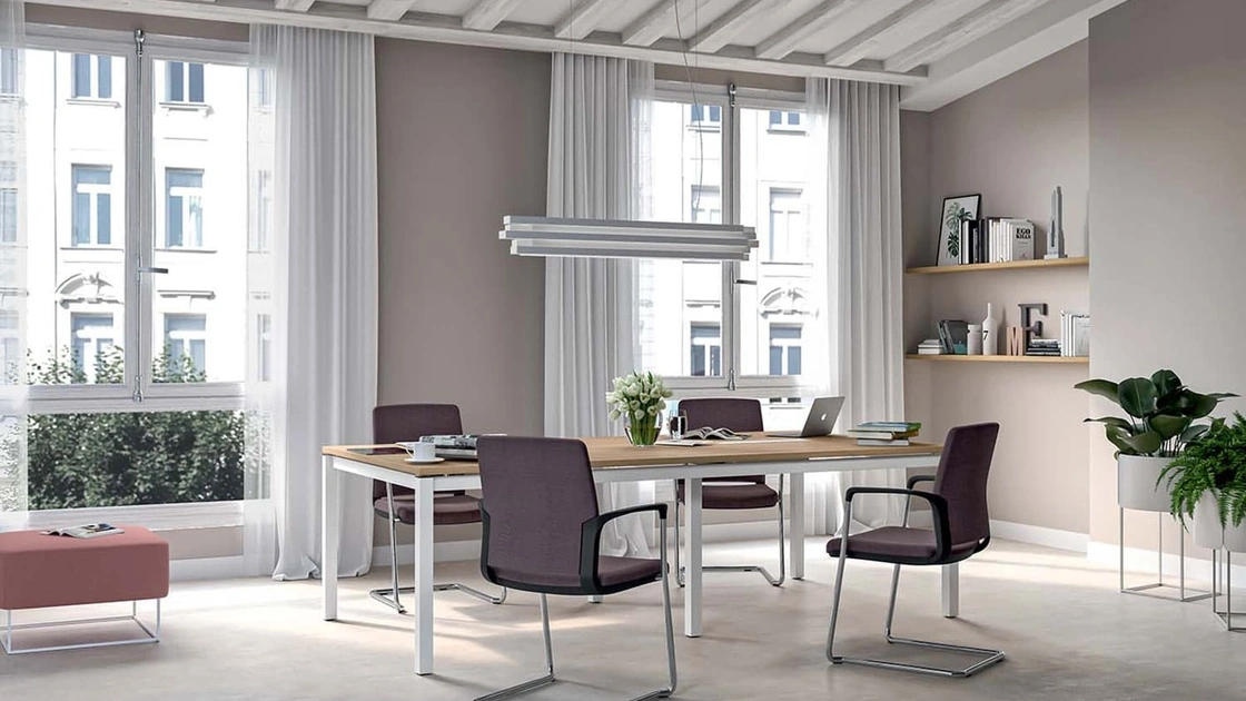 Sedia Ospiti e Attesa in tessuto imbottito con braccioli e basamento a slitta in metallo Cloud di Quadrifoglio