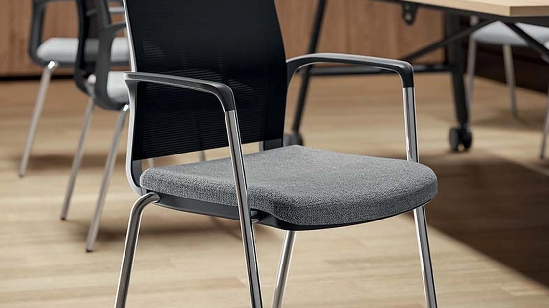 Sedia Ospiti e Attesa con braccioli Cloud di Quadrifoglio