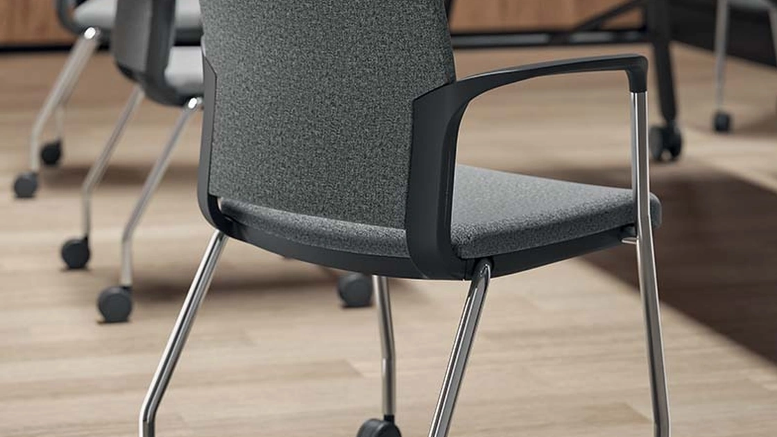 Sedia Ospiti e Attesa con braccioli Cloud di Quadrifoglio