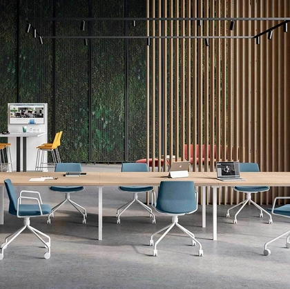 Sedia Ospiti e Attesa in tessuto imbottito con braccioli Clue di Quadrifoglio