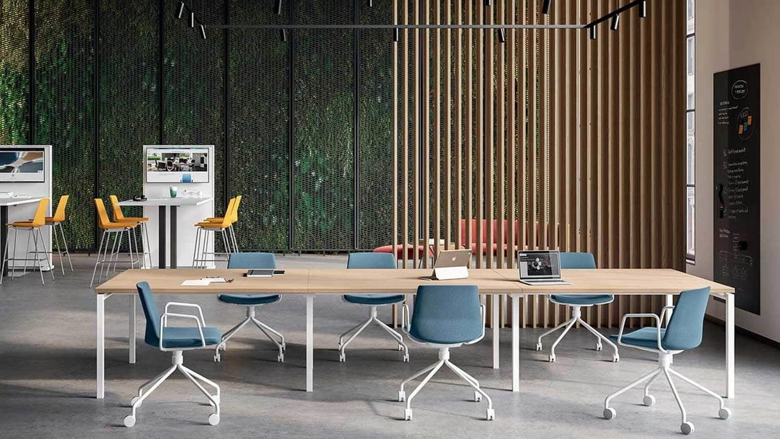 Sedia Ospiti e Attesa in tessuto imbottito con braccioli Clue di Quadrifoglio