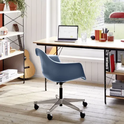 Sedia Operativa in polipropilene con base a cinque razze in alluminio Eames Plastic Armchair PACC di Vitra