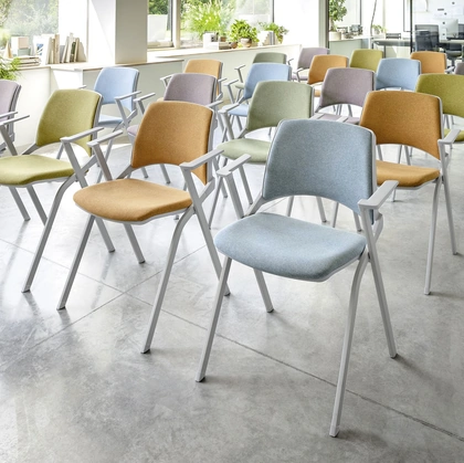 Sedia Ospiti impilabile Voilà di Milani