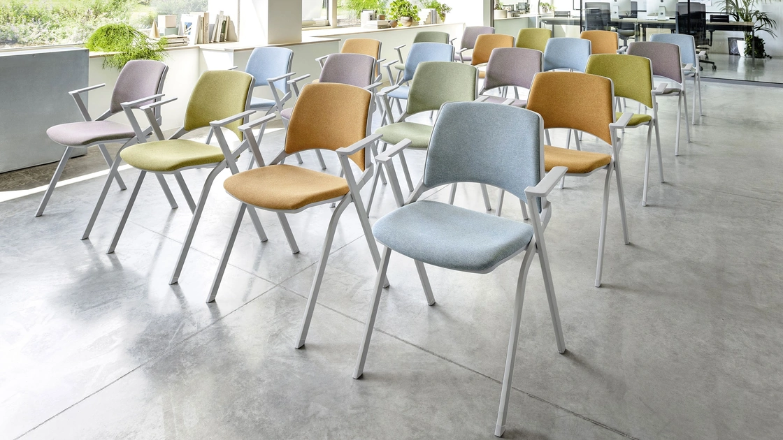 Sedia Ospiti impilabile Voilà di Milani